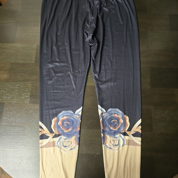 Roses and Hearts outfit, Size XXL, Cream and Black - Picture 5 of 6